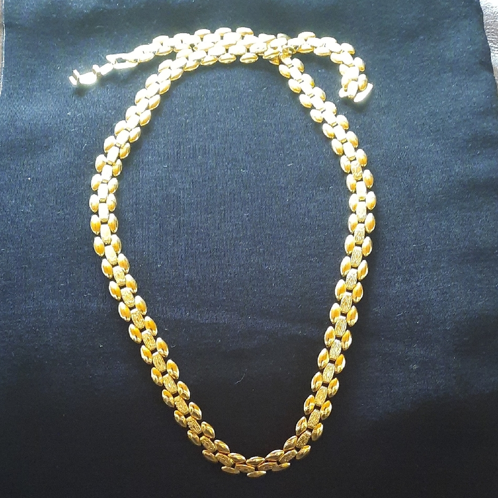Elegant Gold Necklace